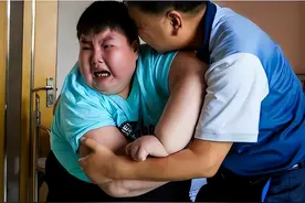 14岁男孩一顿吃18包泡面，减240斤后反弹，死前毛孔都在流水！图片