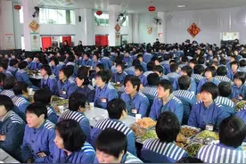 在监狱里吃饭，有什么规矩？图片