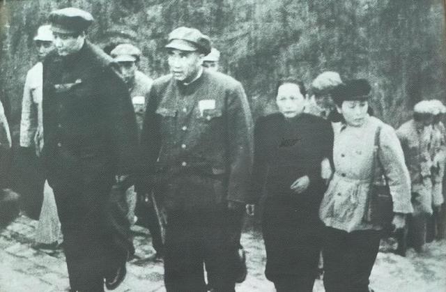 开国大典，她扶毛主席登天安门功成身退，周总理叫住：你站我身边