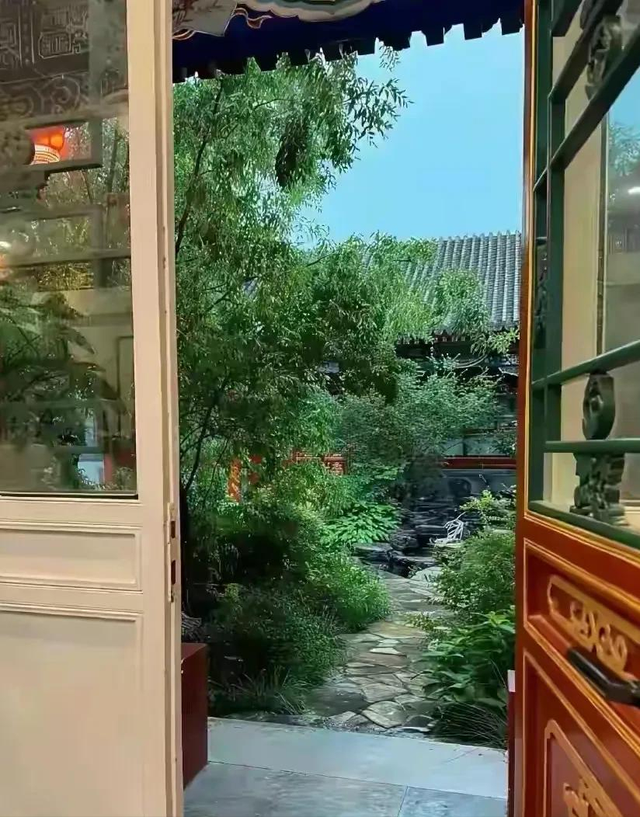 李湘在平台晒自家北京小院，大到让网友以为是景区	，真的太有钱了