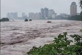 四川特大暴雨洪水，大佛都差点被泡脚啦，也不顾下人间疾苦，哎呀图片