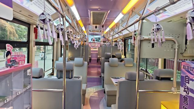 皮沙发+无线充+文创区！南宁这趟漫游公交也太夯了