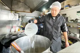 热心推车的“头盔哥”找到了！图片