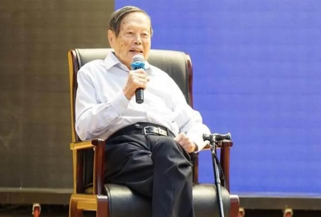 演都不演了！杨振宁去世仅7天，恶心的一幕出现	，结局大快人心