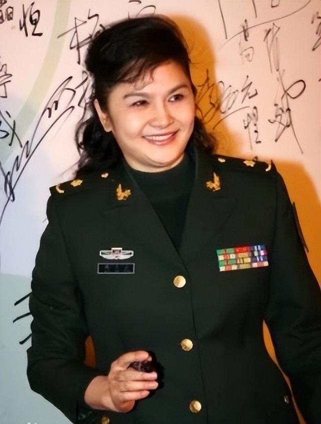 她是天生丽质的美女演员，嫁给军委副主席之子，离婚后成知名画家