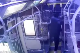 公交车上疑醉汉猥亵殴打女乘客，公交司机见义勇为擒拿扭伤腰，南京公交：会表彰奖励勇敢司机图片