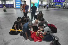 跨越海峡的“回家”——台胞刘德文21年护送300多位大陆去台老兵骨灰回乡图片