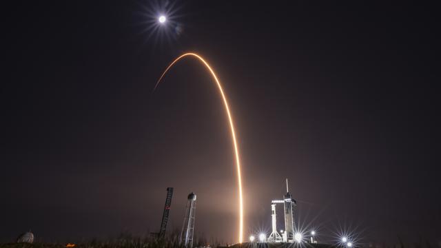 大量星链卫星突然坠落地球！神舟二十号才飞行3个月，会有危险吗