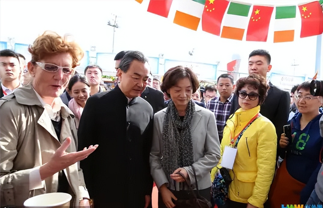 “外交男神”王毅年轻旧照，与妻子罕见同框，岳父曾是周总理秘书