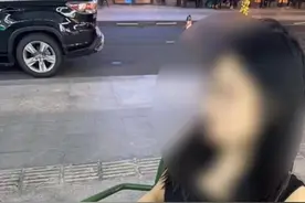 太冲动！女子与男友吵架怒划16万爱马仕包图片