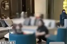 女子在商场公开解手!旁边男子制止竟遭女子怒斥，并要求删除视频图片