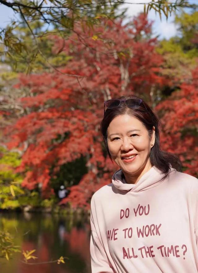 退役不退热度！64岁郎平与74岁老公北京钓鱼，一身运动装年轻显瘦