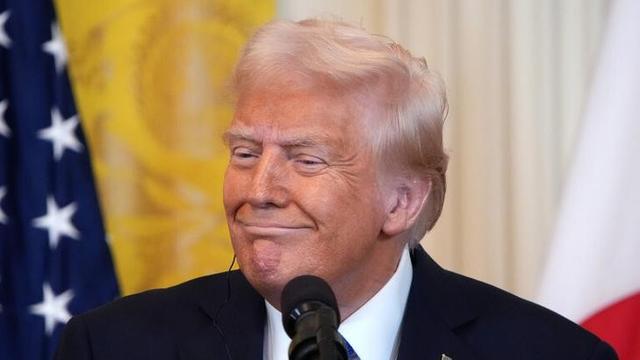 是“打”还是谈？特朗普态度180度大转弯，亲口承认中国帮了个大忙，连退三步是他的诚意