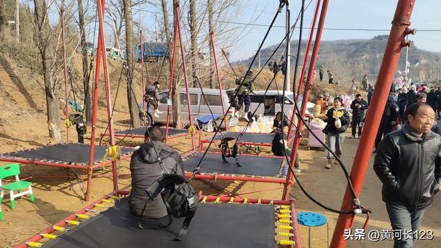 李园温泉最近火了，还真有点神奇，水温在30度左右