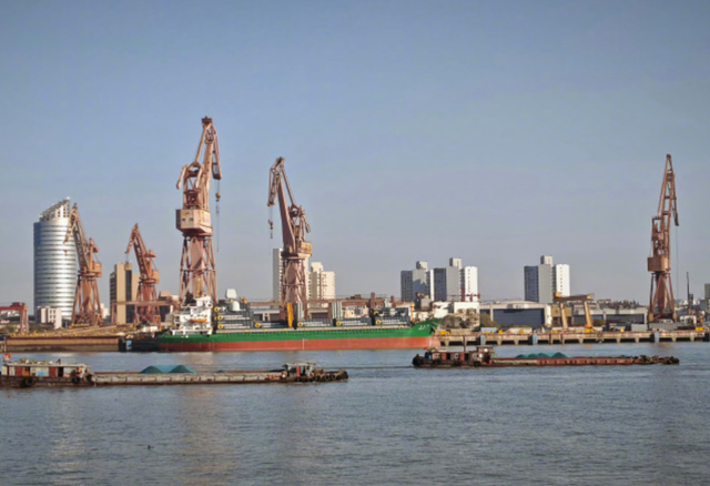 中国突然亮出武统巨舰，火力堪比055，美军设想	，又被中国实现