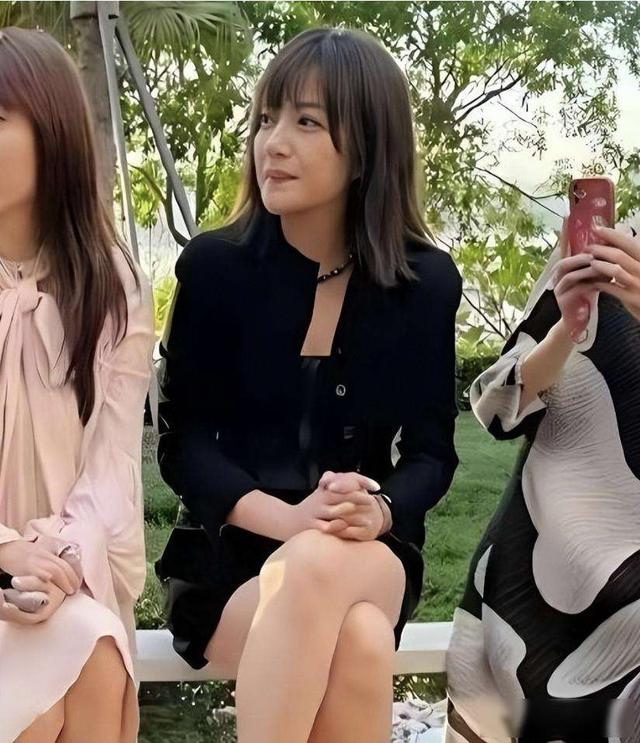 49岁赵薇广东饭局近照疯传！瘦脱相显凶相，当年小燕子彻底凉透了