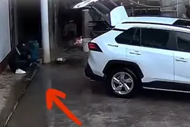 男子清理煤气罐，结果引火上车！网友：这车已经开过光了图片