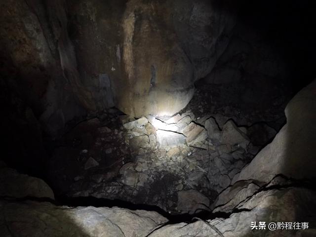 偏远乡野中寻找一个古寺遗址，探险一个深邃溶洞