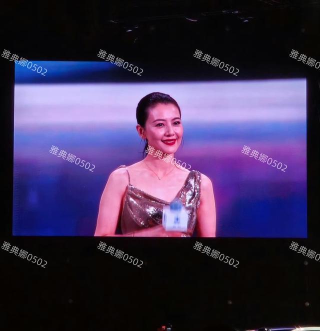高圆圆的脸怎么也肿了？45岁的女神身材超赞，但脸上岁月痕迹明显
