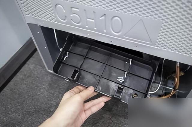 冰箱用了10年才发现，后面还有一个储水盒，一打开厨房都是臭味