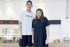 2米20+220斤！张子宇刘禹彤同框 女篮造“姚明”“奥尼尔”组合吗图片