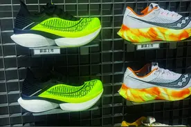 高价碳板鞋真的是“竞速神器”？ 专家：青少年不宜长期穿，可能影响正常发育图片