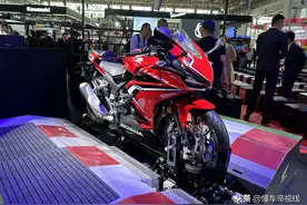 新车 | 售价3.6万元，增配可调扭矩控制系统，新款本田CBR400R亮相图片