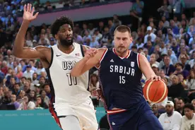 男篮决赛，法国球迷追骂一个美国球员图片