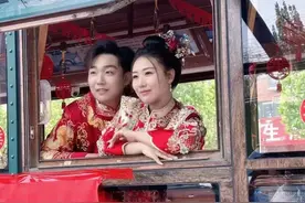 公交婚礼再现古城 婚庆方式“驶向文明”图片