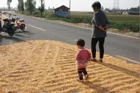 姥姥带外孙女到12岁，85岁临终想见一面，外孙女：我没空！图片