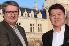 2010年云南富豪强拆佛寺建会所，三年后坠机身亡，妻跪求高僧超度图片