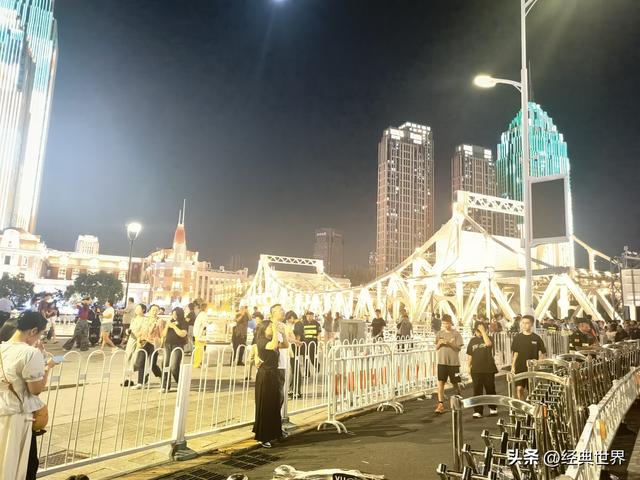 夜幕下的海河