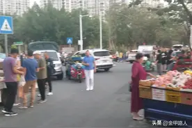 小区外5点多就有人摆地摊了，大概摆到7:30，城管就要来撵人了图片