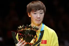 王曼昱亚洲杯夺冠，全场却高呼孙颖莎最棒，体育局长也和莎莎握手图片