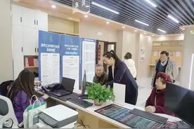 公交办卡进社区 便民服务零距离图片