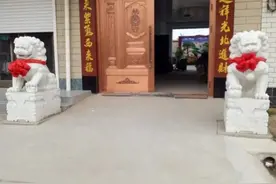 俗语“狮子守大门，老虎坐中堂”，普通人家压制不住。图片