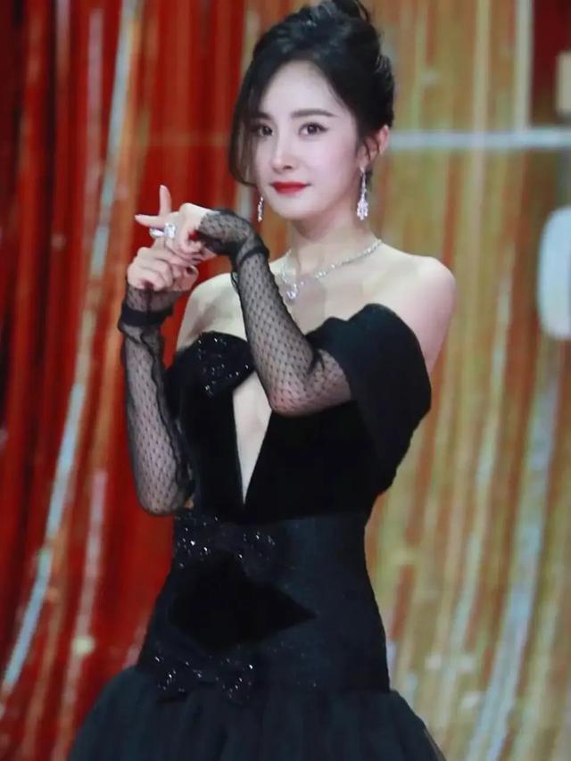杨幂身穿一袭黑色性感礼服裙，身材有料很是性感“撩人”