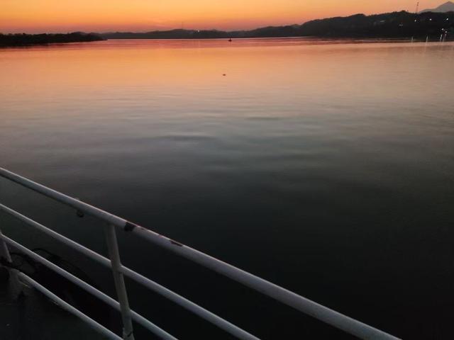 江村夕照:人生留剪影，人间重晚晴，远眺江岸，衡山，夕阳