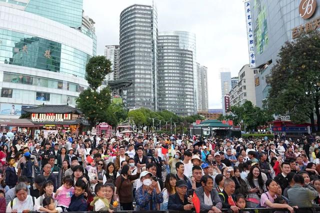 人人人你人人人， 这个假期你在哪里玩（còu）耍（jǐ）呢？
