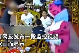 青蛙人偶被男子扇巴掌图片