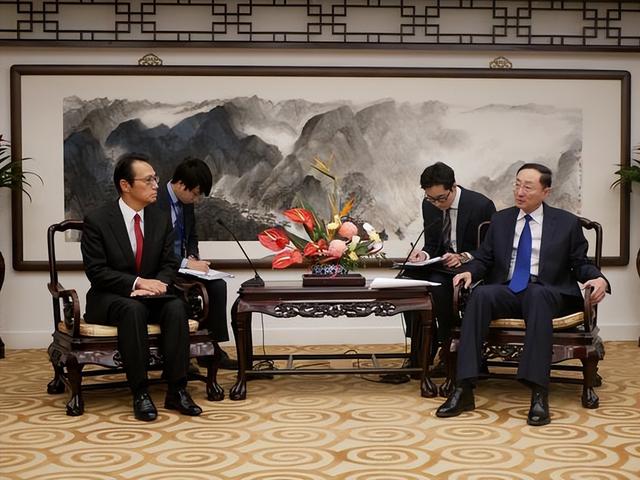 高市早苗拒不道歉，中日军方隔空对阵，自卫队抢先发射实弹挑衅