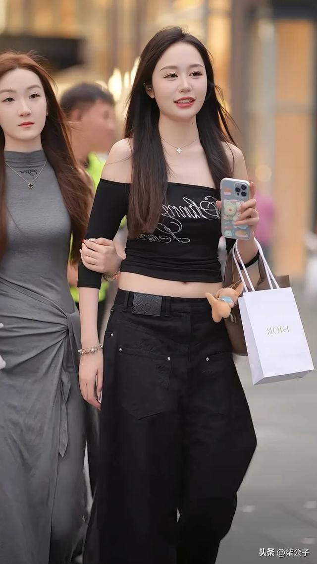 重庆街头美女，路边大爷看的都挪不开脚了