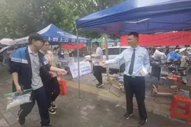 暖心助考！保定这群人开展爱心送水服务图片