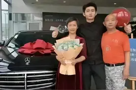 佛山电翰走红之后就带着父母买了一辆奔驰，难怪这么多人想当网红图片