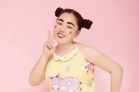 36岁小黄飞专业扮丑20年，哈尔滨斯卡拉绽放的奇葩，住豪宅开豪车图片