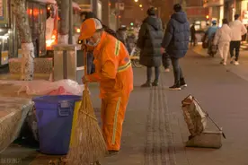 山东环卫工人投喂流浪狗，一个月后被车撞，全城流浪狗组队来复仇图片