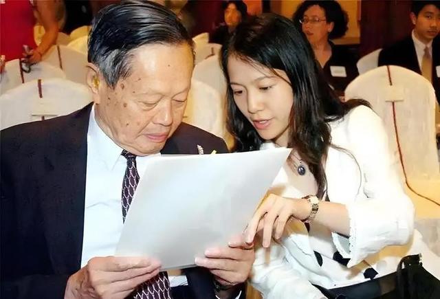 杨振宁离世仅半月，翁帆近况曝光，入职清华没编制，明年剑桥留学