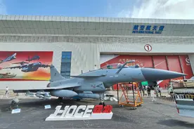 歼-10CE开启野兽模式，亮出最强火力，几国空军司令久久不愿离去图片