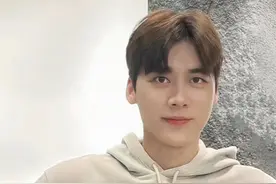 李易峰遭多方索赔已消失一年半，最新正面照流出，生活现状引关注图片