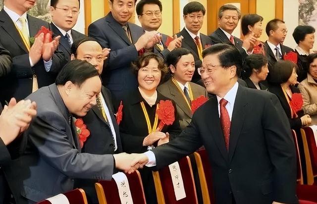 原上海市委书记，官至正国级，69岁病逝葬入八宝山，后迁回上海
